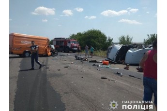 Вантажівка протаранила маршрутку з пасажирами: є загиблі та багато постраждалих (фото)