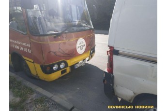 У Луцьку сталася потрійна ДТП за участю маршрутки (фото)