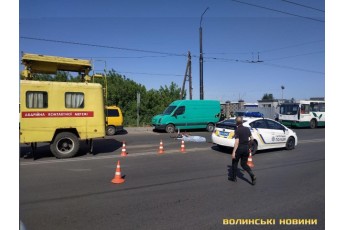 Моторошна аварія сталася у Луцьку: велосипедист загинув під колесами аварійної служби (фото 18+)