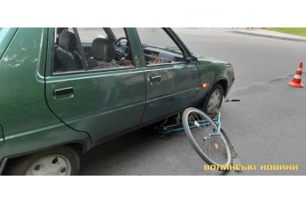 У Луцьку велосипедист підрізав автівку і потрапив під колеса (фото)