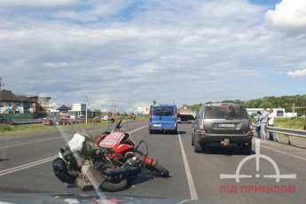 Під Луцьком автівка збила мотоцикліста (фото)