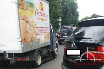У Луцьку вантажівка на швидкості протаранила легковик (фото)