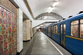 Жінка впала на рельси у метро і померла у Києві