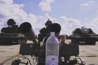 Боєць ЗСУ відкрив пляшку дулом зенітної установки (відео)