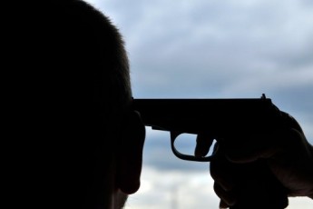 Хлопець намагався вбити екс-кохану, але застрелився сам у відділку поліції