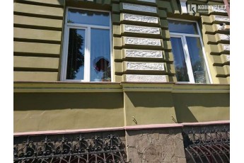 У Луцьку неадекват побив вікна у прокуратурі (фото, відео)