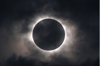 Чим небезпечне місячне затемнення, яке станеться вночі 17 липня