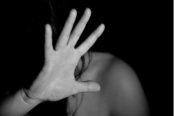 Ґвалтували по черзі: молода дівчина стала жертвою групового насильства, викликавши таксі
