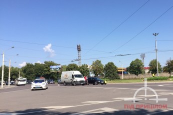 У Луцьку − довжелезний затор через аварію на кільці (фото)