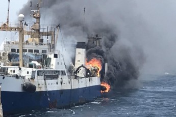 Український корабель загорівся біля берегів Африки, зник моряк