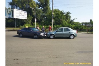 У Луцьку легковик протаранив авто служби таксі (фото)