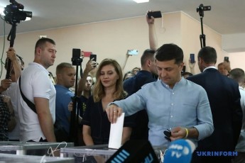 Президент Зеленський разом з дружиною проголосували на виборах до Парламенту (фото)