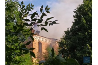Пожежа – у місті на Волині: горить колишня казарма танкового полку (фото)