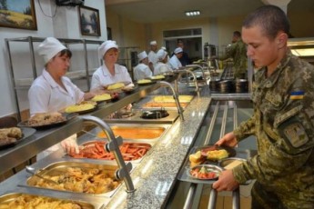 Адміністративний суд зупинив перехід військових на нову систему харчування