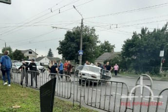 У Луцьку легковик на швидкості протаранив автобус з людьми, є постраждалі (фото, відео)