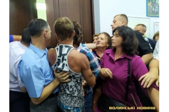 Сесія Луцькради: працівники ринку влаштували шарпанину та заблокували депутатів у залі (фото)