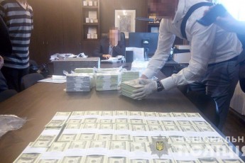Поліція затримала топ-чиновників на хабарі  майже 1,5 мільйона доларів