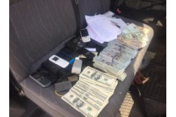 Поліція затримала лучанина, який перевозив 1800 літрів незаконного спирту та чималу суму грошей (фото)