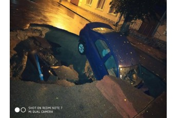 Автомобіль з людьми провалився під асфальт: 5 людей постраждало, з них 2 – діти (фото)