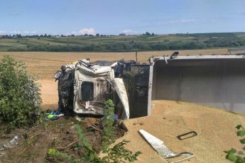 На Волині – смертельна ДТП: перевернулась вантажівка із зерном (фото)