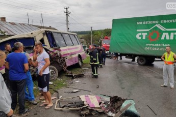 Моторошна ДТП за участю рейсового автобуса та вантажівки, є постраждалі (фото)