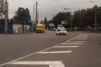 Поліцейський Prius розбитий вщент: у Луцьку службова автівка зіткнулась з тролейбусом (відео)