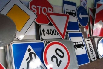 Зеленський підписав закон про запровадження нових дорожніх знаків в Україні