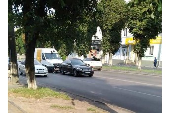 ДТП у Луцьку: бус наздогнав елітний легковик (фото)