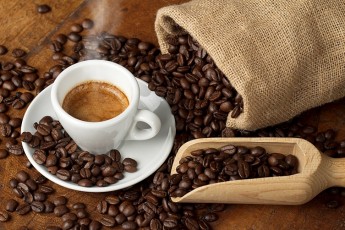 Як кава впливає на сон людини