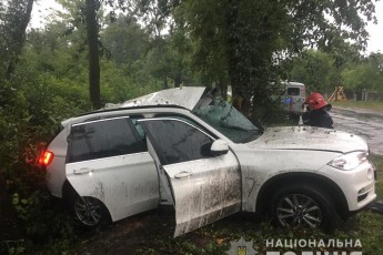 На Волині елітний позашляховик врізався у дерево, водій загинув на місці