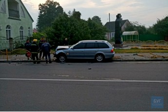 У місті на Волині BMW влетів у металеву огорожу та застряг, водій втік (фото)