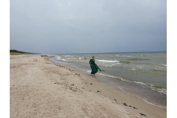 Надія Савченко оголила стегна на березі моря (фото)