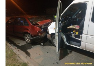 Нічна аварія – у Луцьку: мікроавтобус з пасажирами в'їхав у легковик (фото)