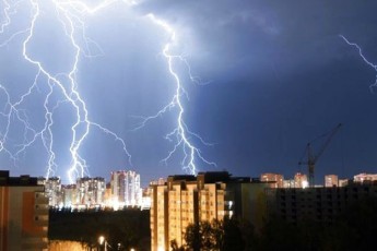 Сильні грози, град і шквальний вітер: на Західній Україні оголосили штормове попередження