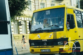 Повідомили деталі аварії у Луцьку, у якій зіткнулись тролейбус та маршрутка (фото, відео)