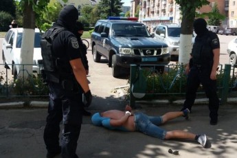 Застосував електрошокер та побив матір: іноземець викрав та вивіз за кордон 25-річну українку