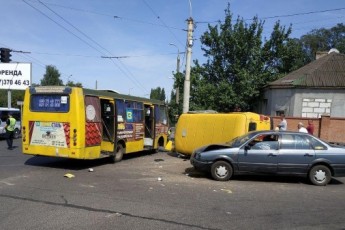 Страшна автотроща у Луцьку: декілька пасажирів маршрутки потрапили до лікарні (відео)