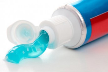Чи варто використовувати відбілювальну зубну пасту
