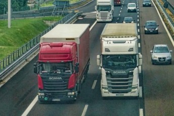 В Україні для вантажівок запроводять оплату за проїзд дорогами
