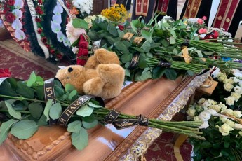 Шість трун в одному ряду: в Дрогобичі попрощалися із загиблими під час обвалу будинку (фото, відео)