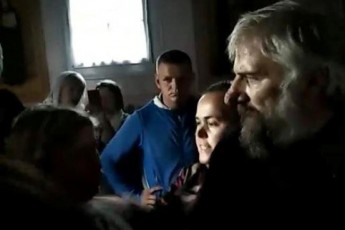 Московський священник жорстоко побив прихожан ПЦУ (відео)