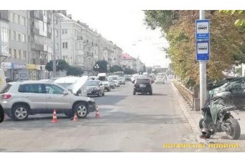 У центрі Луцька – аварія за участю автомобіля і мотоцикла