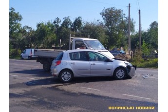 Біля Луцька вантажівка протаранила легковик, є постраждалі (фото)