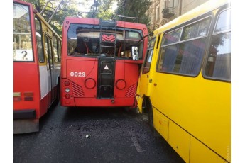 У центрі міста маршрутка протаранила тролейбус, постраждало 9 осіб (фото)