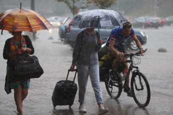 Похолодання, дощі та сильний вітер: синоптик розповіла про погоду в Україні на найближчі дні