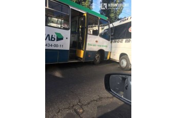 У Луцьку зіткнулися міська маршрутка і автобус (фото)