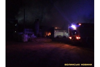 У Луцьку вночі сталася пожежа на складі сервісного підприємства (фото, відео)