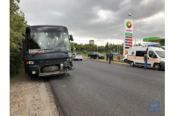 У місті на Волині легковик влетів у пасажирський автобус, є постраждалі (фото)