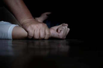 Затягнув на горище: батько зґвалтував свою 12-річну доньку