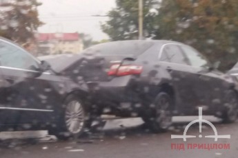 У Луцьку сталася потрійна аварія: зіштовхнулись елітні автівки, утворився затор (фото)